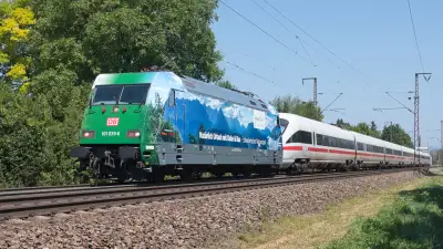 Elektrolokomotive DB 101 039-4 schleppt einen defekten ICE ab in Freilassing