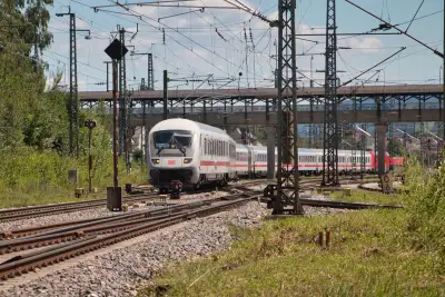 Ein Intercity am Bahnhof Freilassing