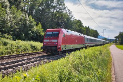 Elektrolokomotive 101 017 mit einem Intercity