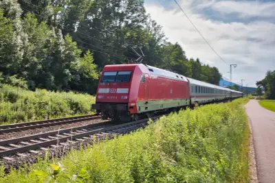 Elektrolokomotive 101 017 mit einem Intercity