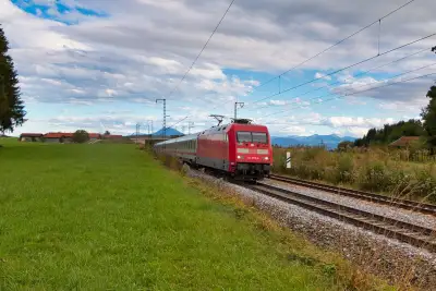 Elektrolokomotive 101 056 der DB mit einem Intercity