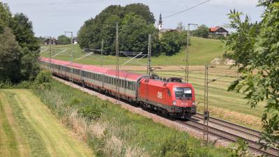 Elektrolok ÖBB Taurus 1016 031 mit einem Eurocity bei Niederstrass