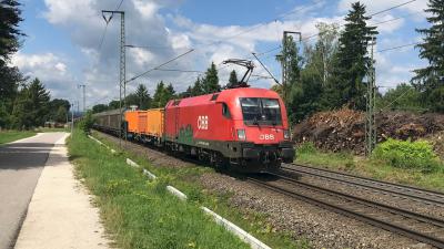 Elektrolokomotive ÖBB Taurus 1016 008 Güterzug Freilassing