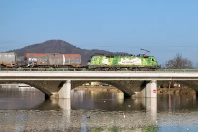ÖBB 1016 023 mit einem Kesselwagen-Ganzzug
