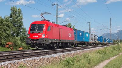 Elektrolokomotive ÖBB Taurus 1016 005 mit einem Güterzug bei Niederstrass