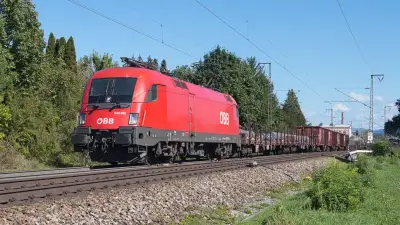 Elektrolokomotive ÖBB Taurus 1016 006 mit einem Güterzug in Freilassing