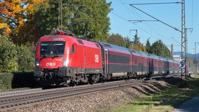 Elektrolokomotive ÖBB Taurus 1016 042 mit einem Railjet 2 in Freilassing