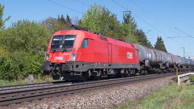 Elektrolokomotive ÖBB Taurus 1016 011 Güterzug Kesselwagen Freilassing