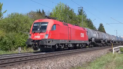 Elektrolokomotive ÖBB Taurus 1016 011 Güterzug Kesselwagen Freilassing
