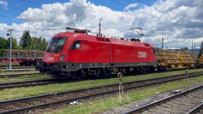 Elektrolokomotive ÖBB Taurus 1016 013 am Bahnhof Freilassing mit einem Bauzug