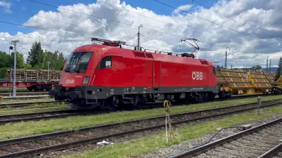 Elektrolokomotive ÖBB Taurus 1016 013 am Bahnhof Freilassing mit einem Bauzug