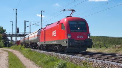 Elektrolokomotive ÖBB Taurus 1016 013 mit einem Güterzug bei Niederstrass