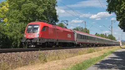 Elektrolokomotive ÖBB Taurus 1016 031 mit einem EuroCity EC in Freilassing