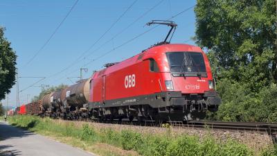 Elektrolokomotive ÖBB Taurus 1016 046 mit einem Güterzug in Freilassing