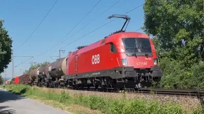 Elektrolokomotive ÖBB Taurus 1016 046 mit einem Güterzug in Freilassing