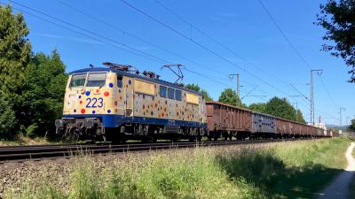 Elektrolokomotive smart rail SR 111 223-4 mit einem Güterzug in Freilassing