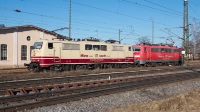 Elektrolokomotiven DB 111 212-7 und DB 111 067-5 in Freilassing