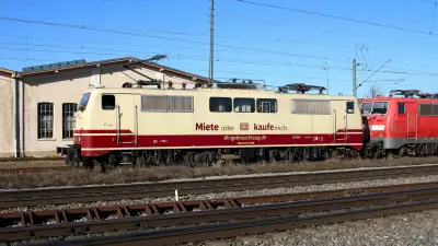 Elektrolokomotiven Werbelok DB 111 212-7 und 111 067-5 Freilassing