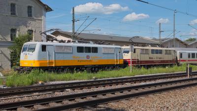 DB 111 095-6 und DB 111 212-7 an der Lokwelt Freilassing