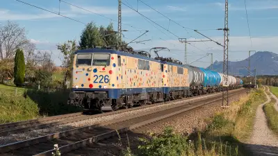 Elektrolokomotiven Smartrail 226 und 223 Kesselwagen Niederstrass