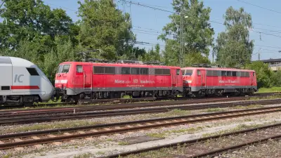 Elektrolokomotiven DB 111 067-5 und DB 111 189-7 Freilassing