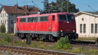 DB Elektrolokomotive Baureihe 111 066 in Freilassing Betriebswerk im Hintergrund