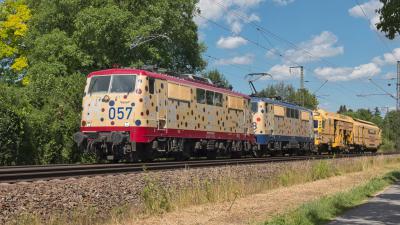 SMARTRAIL Doppeltraktion 111 057 und 111 108 mit einem Bauzug in Freilassing