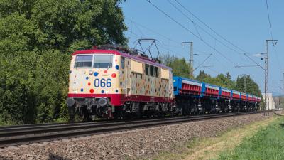 Elektrolokomotive SMARTRAIL SR 111 066 mit Schüttgut-Kippwagen in Freilassing