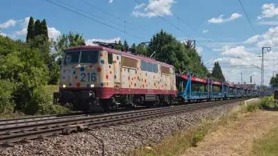 Elektrolokomotive Bundesbahnklassiker SMARTRAIL 111 216-8 mit einem Autotransporter