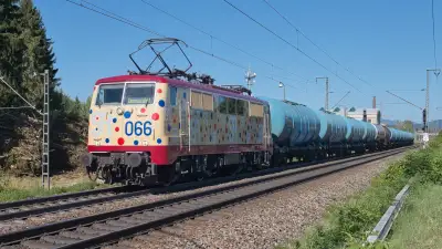Elektrolokomotive SMARTRAIL SR 111 066 mit einem Kesselwagenzug in Freilassing