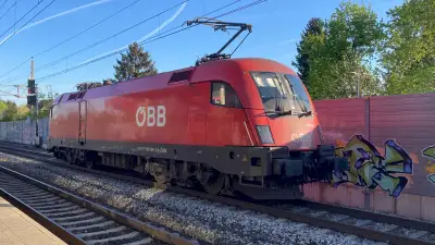 Elektrolokomotive ÖBB Taurus 1116 099 als Lokzug in Salzburg