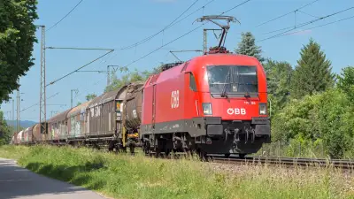 Elektrolokomotive ÖBB Taurus 1116 188 mit einem Güterzug in Freilassing