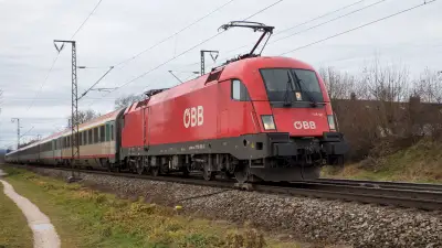 Elektrolokomotive ÖBB Taurus 116 192-6 mit einem EC in Freilassing