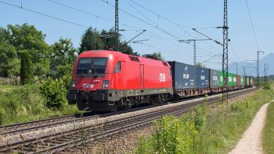 Elektrolokomotive ÖBB Taurus 1116 150 Güterzug Niederstrass