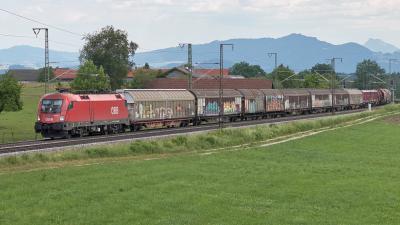 Elektrolokomotive ÖBB Taurus 1116 135 mit einem Güterzug bei Niederstrass