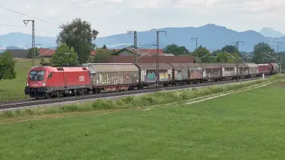 Elektrolokomotive ÖBB Taurus 1116 135 mit einem Güterzug bei Niederstrass