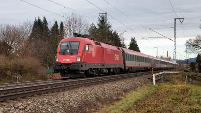Elektrolokomotive ÖBB Taurus 1116 193 mit einem EC in Freilassing