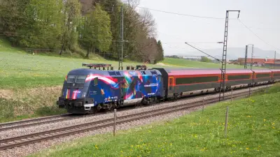 Elektrolokomotive ÖBB Taurus 1116 212 Fussball vereint Europa Roco
