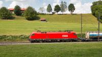 Elektrolokomotive ÖBB Siemens Taurus 1116 050 mit einem Güterzug bei Strass