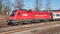 ÖBB Elektrolokomotive Taurus 1116 199 mit einem Eurocity in Freilassing