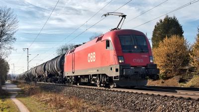 Elektrolokomotive ÖBB Taurus 1116 054 mit Kesselwagen in Freilassing