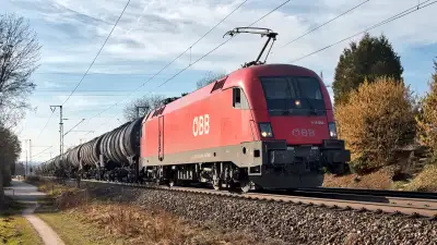 Elektrolokomotive ÖBB Taurus 1116 054 mit Kesselwagen in Freilassing