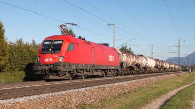 Elektrolokomotive ÖBB Taurus 1116 093 mit Kesselwagen bei Niederstraß
