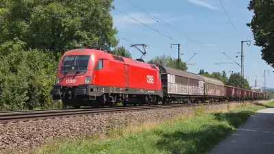 Elektrolokomotive ÖBB Taurus 1116 135 mit einem Güterzug in Freilassing