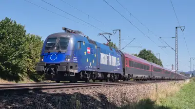 Elektrolokomotive ÖBB Taurus 1116 154 mit einem Railjet in Freilassing