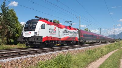 Elektrolokomotive ÖBB Taurus 1116 247 Wiener Städtische mit einem Railjet bei Niederstrass