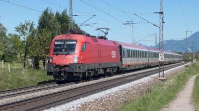 Elektrolokomotive ÖBB Taurus 1116 050 mit einem Eurocity bei Niederstrass