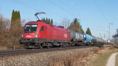 Elektrolokomotive ÖBB Taurus 1116 065 mit Kesselwagen in Freilassing