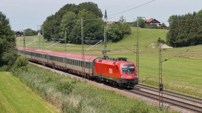 Elektrolokomotive ÖBB Taurus 1116 097 mit einem Eurocity bei Niederstrass