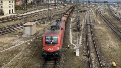 Elektrolokomotive Taurus ÖBB 1116 109 mit einem Güterzug am Bhf Freilassing